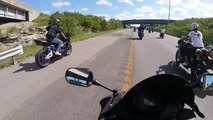 Un motard piégé par le soleil ne voit pas la glissière de sécurité. Choc de face...