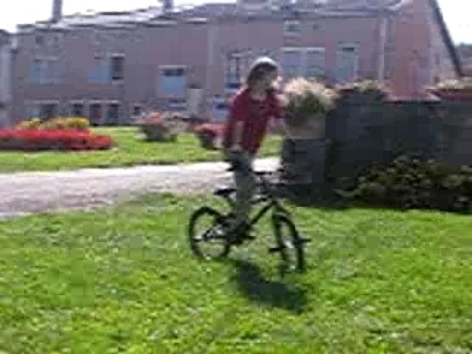 roue avant en descendant un muret