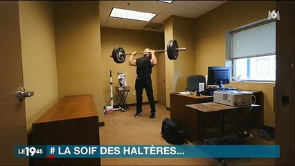 下载视频: Un américain fait le buzz sur les réseaux sociaux grâce à sa passion pour... la musculation ! Regardez