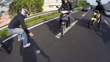 Ces motards ont fait quelque chose d’incroyable afin de sauver un chien sur une autoroute !