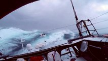 J96 : Conditions très musclées pour Eric Bellion en approche du cap Finisterre / Vendée Globe