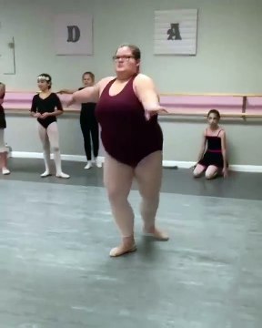 15-летняя Лиззи Хауэлл внезапно стала звездой интернета и балета ) А как вам эта девочка с нестандартными формами?