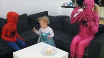 день рождения Человек-паук с замороженными Эльза Розовый VS Joker Девушка-паук Superheroes весело реальной жизни!