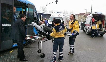 Gebze'de minibüs ile halk otobüsü çarpıştı: 8 yaralı