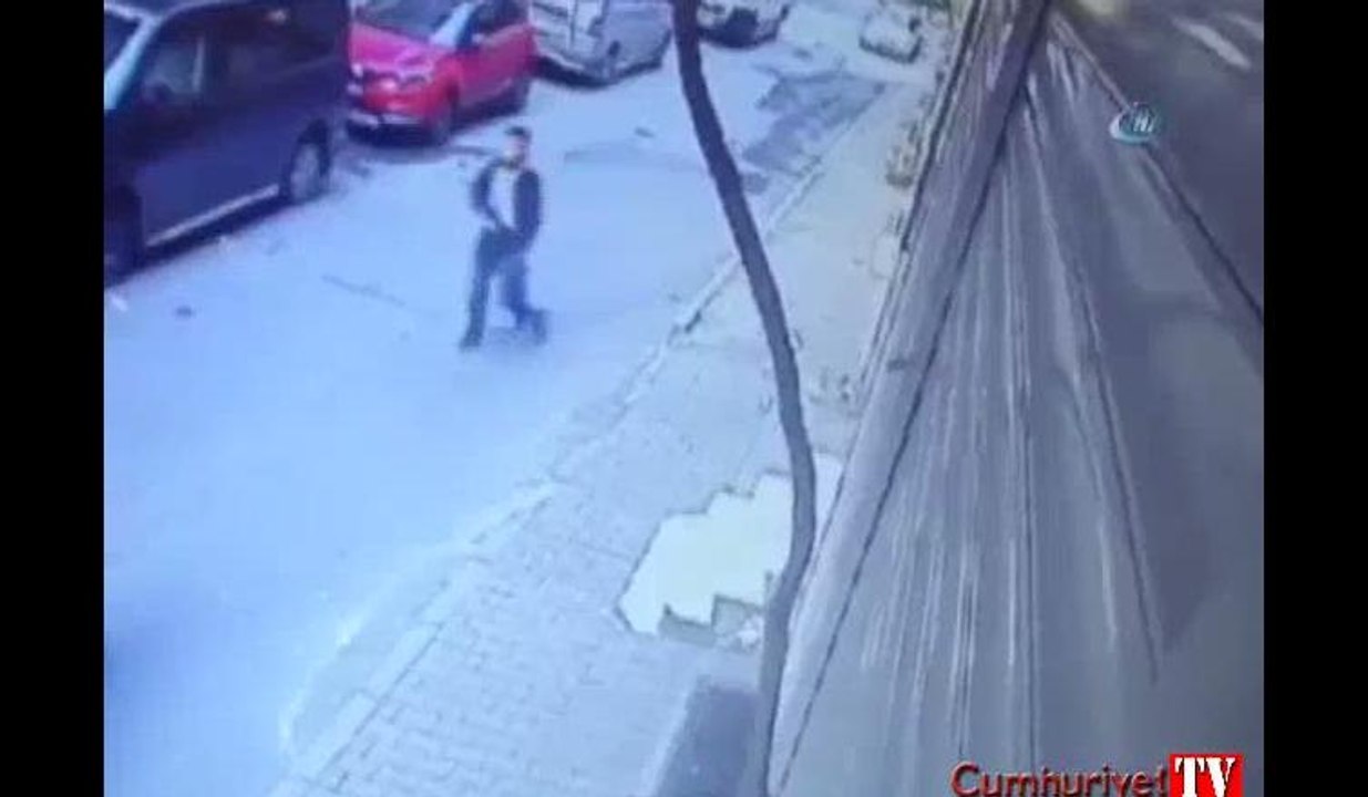Ayrıldığı sevgilisini sokak ortasında pompalı tüfekle vurdu