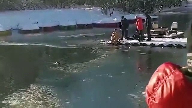 Un homme plonge dans une eau glacée pour sauver un chien