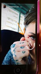 Cande Tinelli juega con un alfiler