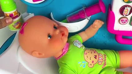 Bebé Nenuco Va al Médico Peppa Pig y le Pinchan Baby Nenuco Goes to Doctor and gets Shot
