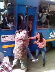 Un chauffeur de bus donne une bonne correction à un pickpocket