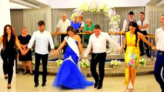 Acești moldoveni au rupt ringul de dans la această nuntă. S-au întrecut în mișcări pe muzică moldovenească.