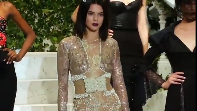 La tenue de Kendall Jenner qui dévoile ses fesses au défilé La Perla NYFW