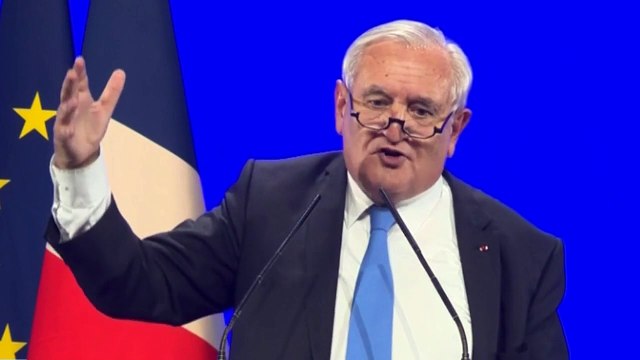 Jean-Pierre Raffarin fait siffler les journalistes au meeting de François Fillon