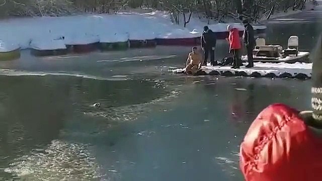 Un homme plonge dans une eau glacée pour sauver un chien