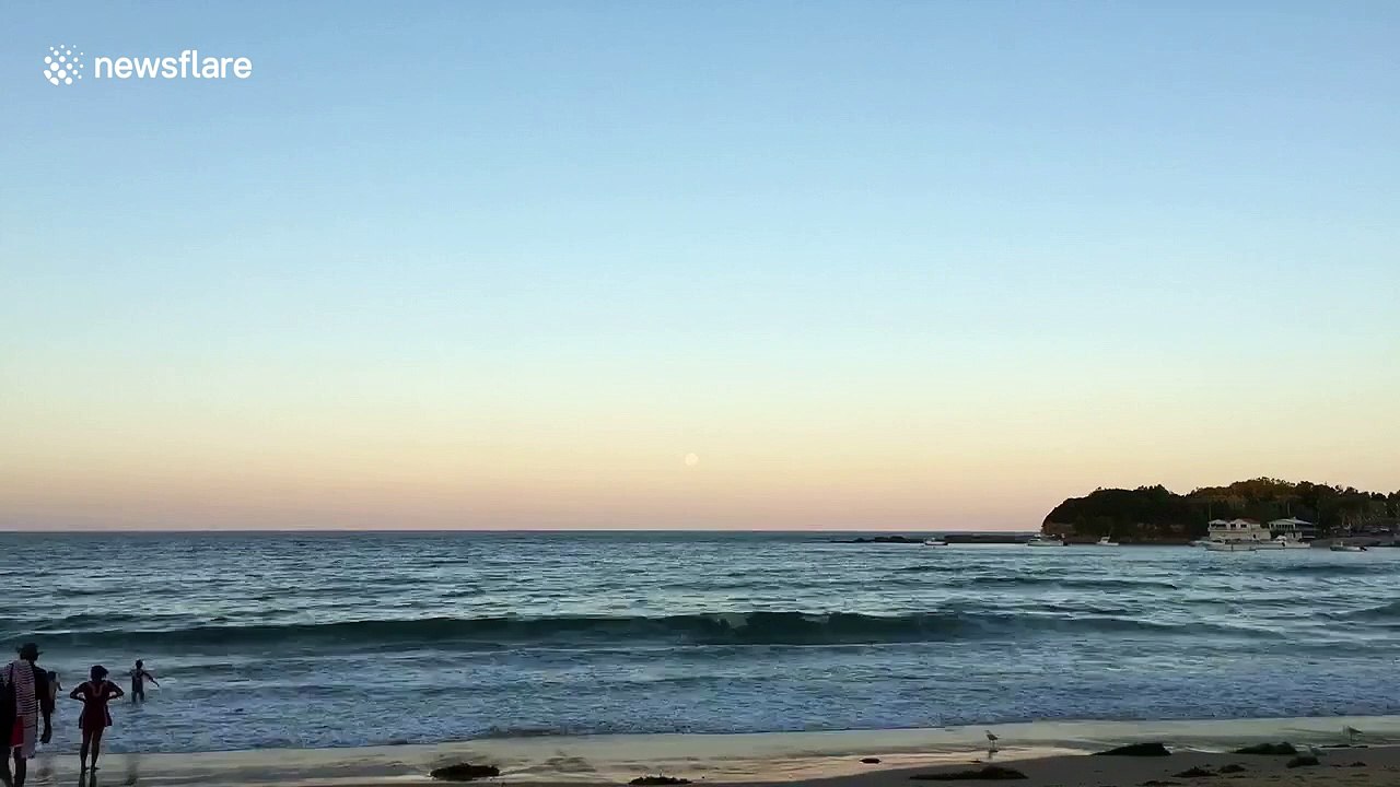 Time-lapse of Terrigal Beach moon rise after heatwave