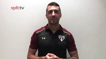 Pratto veste a camisa do São Paulo e manda recado: 'Quero fazer muitos gols e ganhar títulos'
