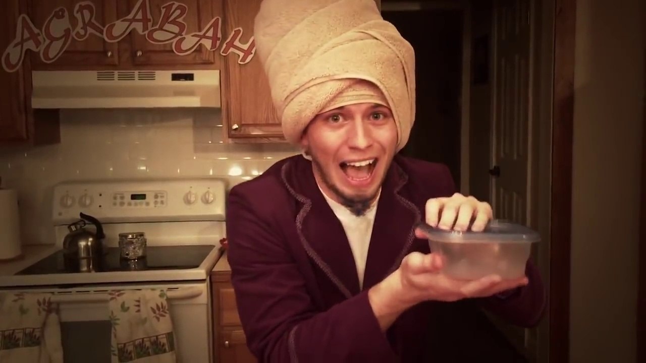 Parodie de la scène d'aladdin en vrai ! Intro du dessin animé !