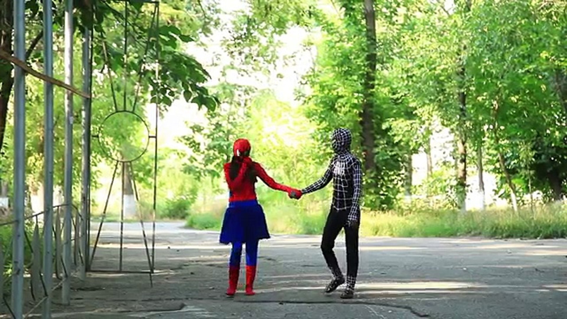 ⁣Kırmızı Örümcek Kız ve Siyah Örümcek Adam - süper kahraman komik romantik hikaye - Arı Sokması
