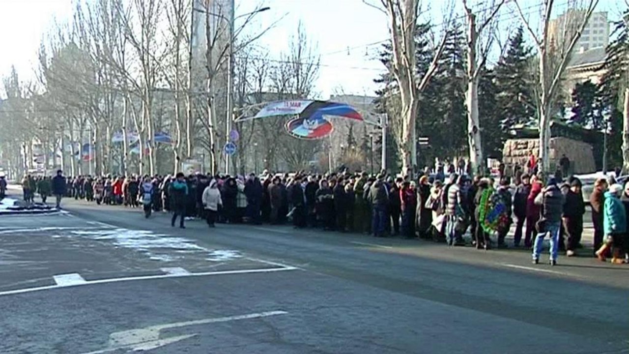Ostukrainer nehmen Abschied von getötetem Rebellenführer Giwi