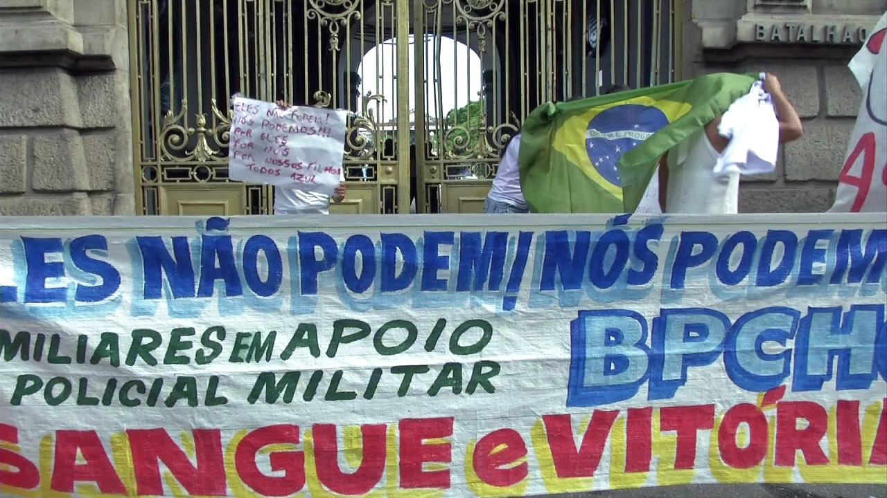 Protestas bloquean estaciones policiales en Rio de Janeiro