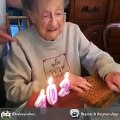 سيدة تحتفل بعيد ميلادها 102 فتنفلت أسنانها أرضاً موقف مضحك هههه