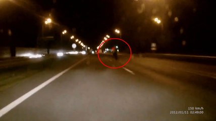 Un cycliste coupe la route à un automobiliste roulant à 150 km/h.