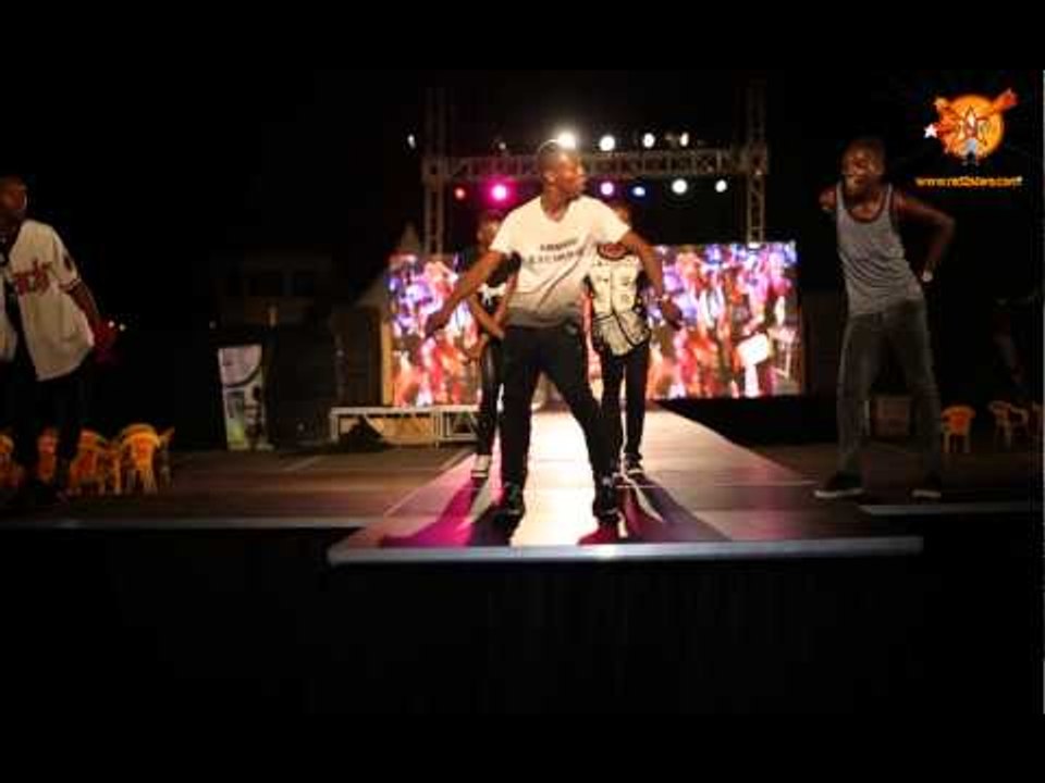 Un groupe exécute une Choré sur LOVE YA à URBAN FASHION