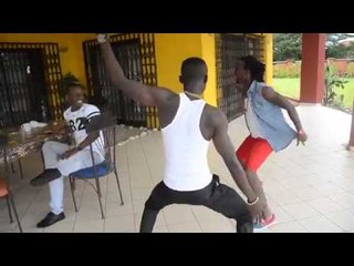 TNT en Petit dégamage lors du tournage du CLIP AYO