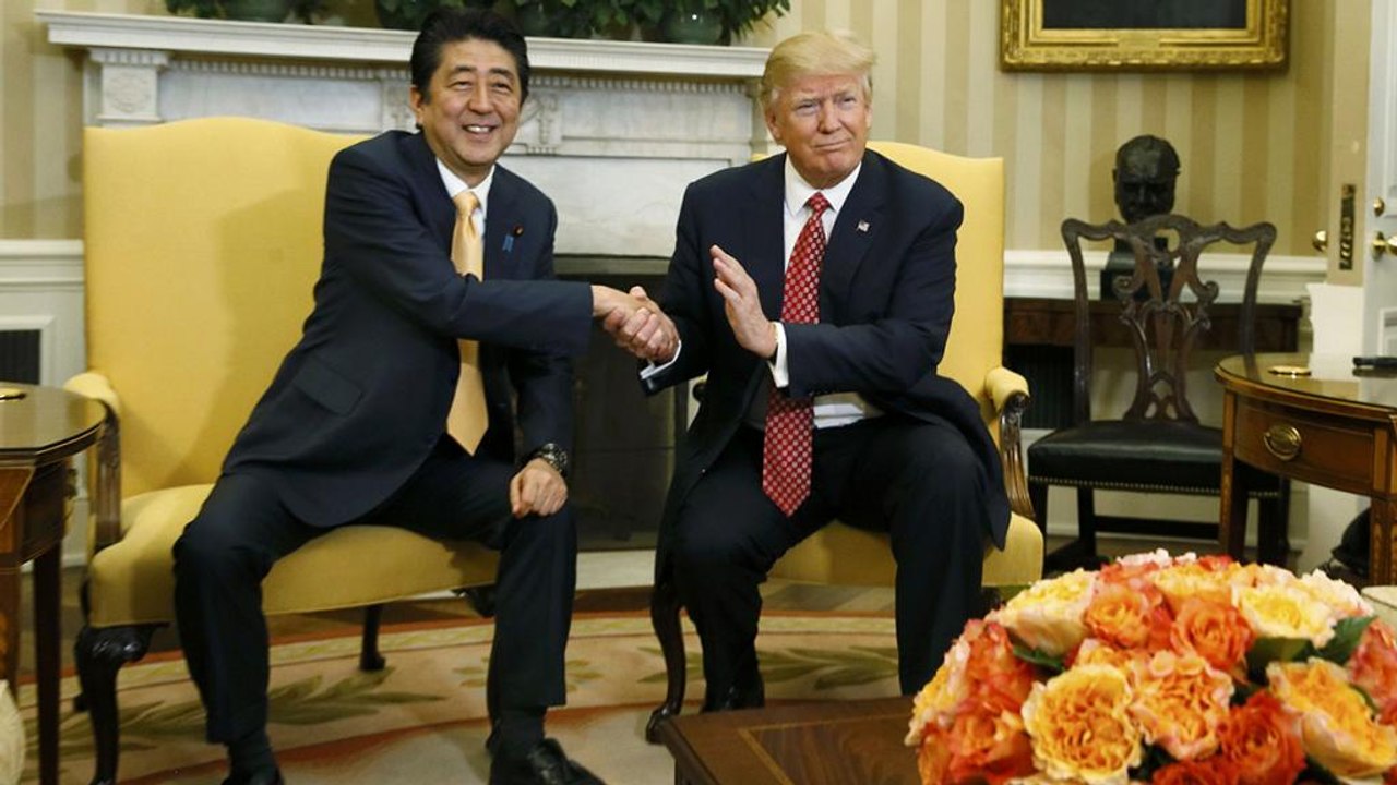 Demonstrative Harmonie: Trump und Abe spielen sich beim Golfen aufeinander ein