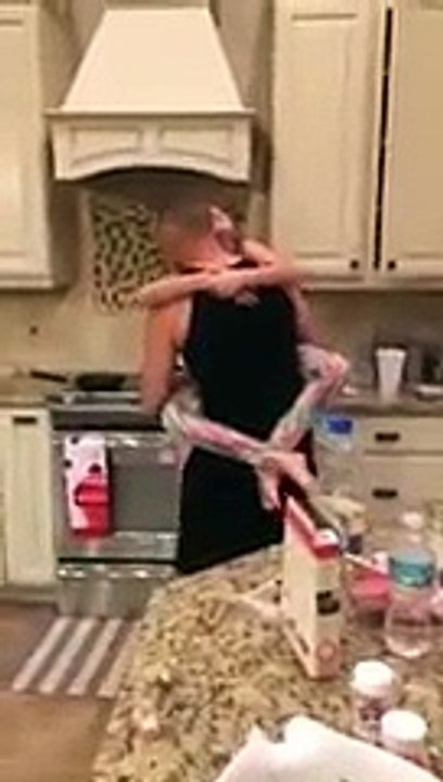 La maman surprend le papa et sa fille seuls dans la cuisine, mais quand elle voit ce qu’ils font, elle s'empresse de fil