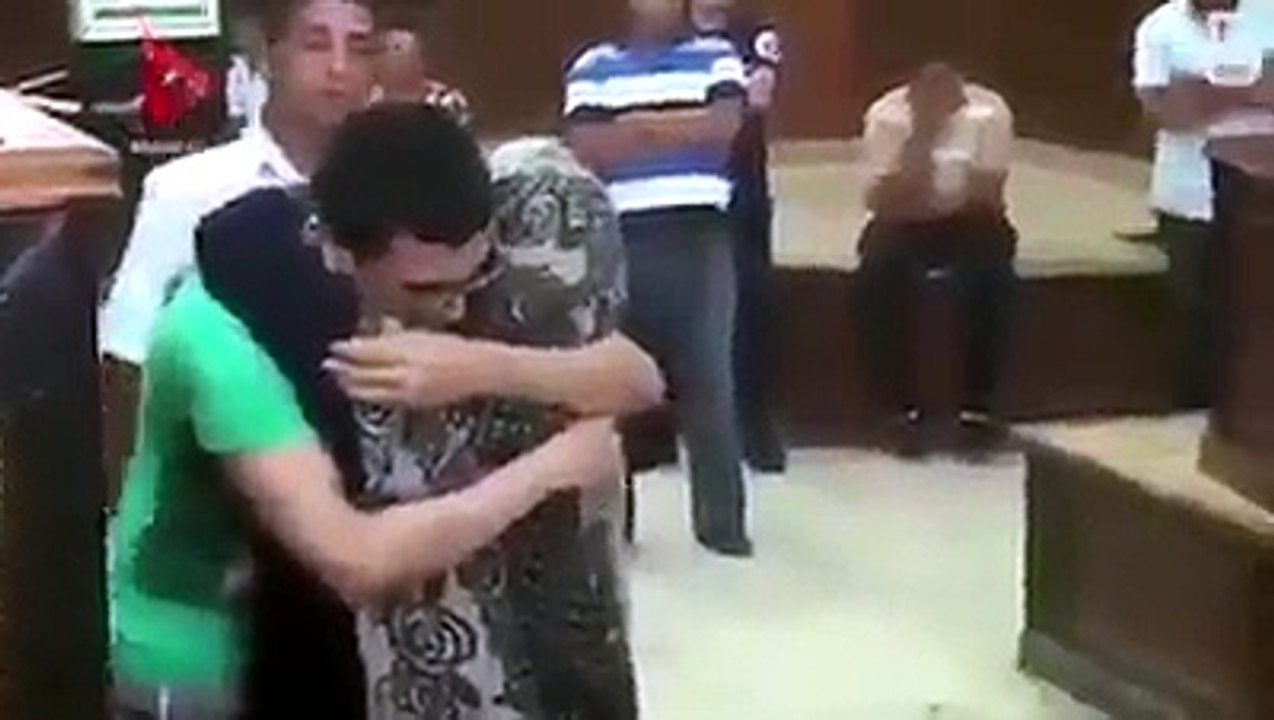 أم ابنها مسجون تطلب من القاضي فقط أن تلمسه