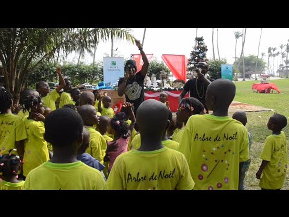 TNT égaye les enfants au Golf Hôtel lors d'un arbre de NOEL