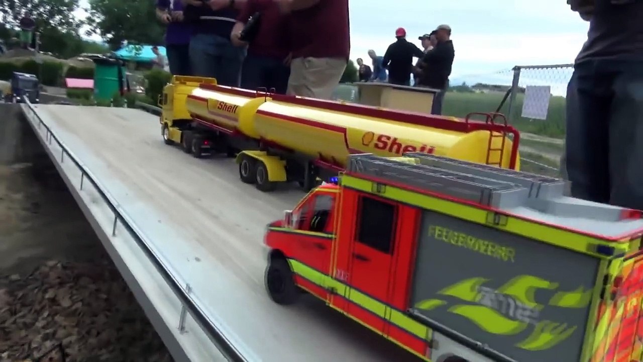 AUSTRALIEN ROADTRAIN SHELL TANKER DRIVE DOWN HILL