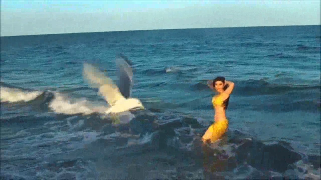 Denizde çılgın çiftetelli ve sarışın