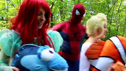 Spiderman & Frozen Elsa are ELECTROCUTED! w/ Pink Spidergirl, Disney Princess Ariel Mermai