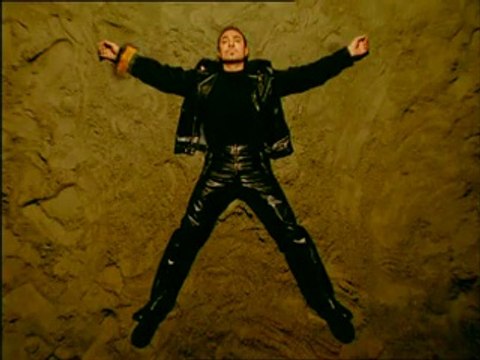 Κάψε την καρδιά μου, κάψε τα όνειρά μου κάψε ό,τι μου κρατάς όμως να θυμάσαι όποτε λυπάσαι θα με συναντάς. Πίσω απ' τα χείλη που φιλάς θα μ