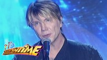 It's Showtime: John Rzeznik sings 