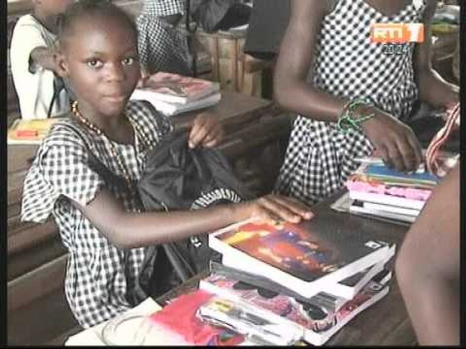 Le DAF du ministère de l'education a procédé à une distribution de kits et manuels scolaires