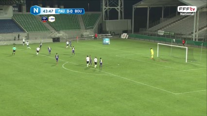 Thil qui rate de peu la balle devant les buts