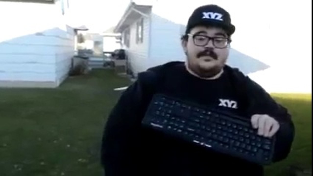 Il eclate la tête de son pote à coup de clavier en feu