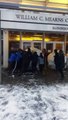 Ces étudiants bloquent les portes de la bibliothèque avec des boules de neige géantes