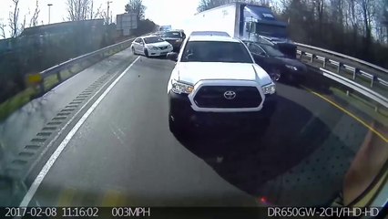 Télécharger la video: Un camion percute plusieurs voitures sur une autoroute. Accident impressionnant