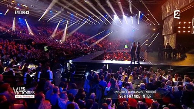 Pour ouvrir les Victoires de la Musique , Bruno Guillon embrasse Thomas Thouroude - Regardez