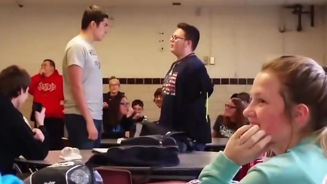 Un gros bras frappe le geek de sa classe !