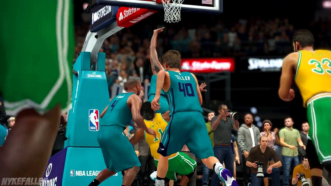 1- NBA 2K17 : Barack Obama claque des dunks spe...