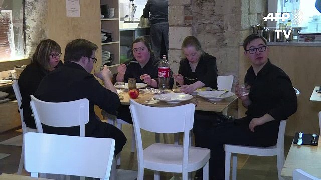 Un restaurant où les serveurs sont trisomiques