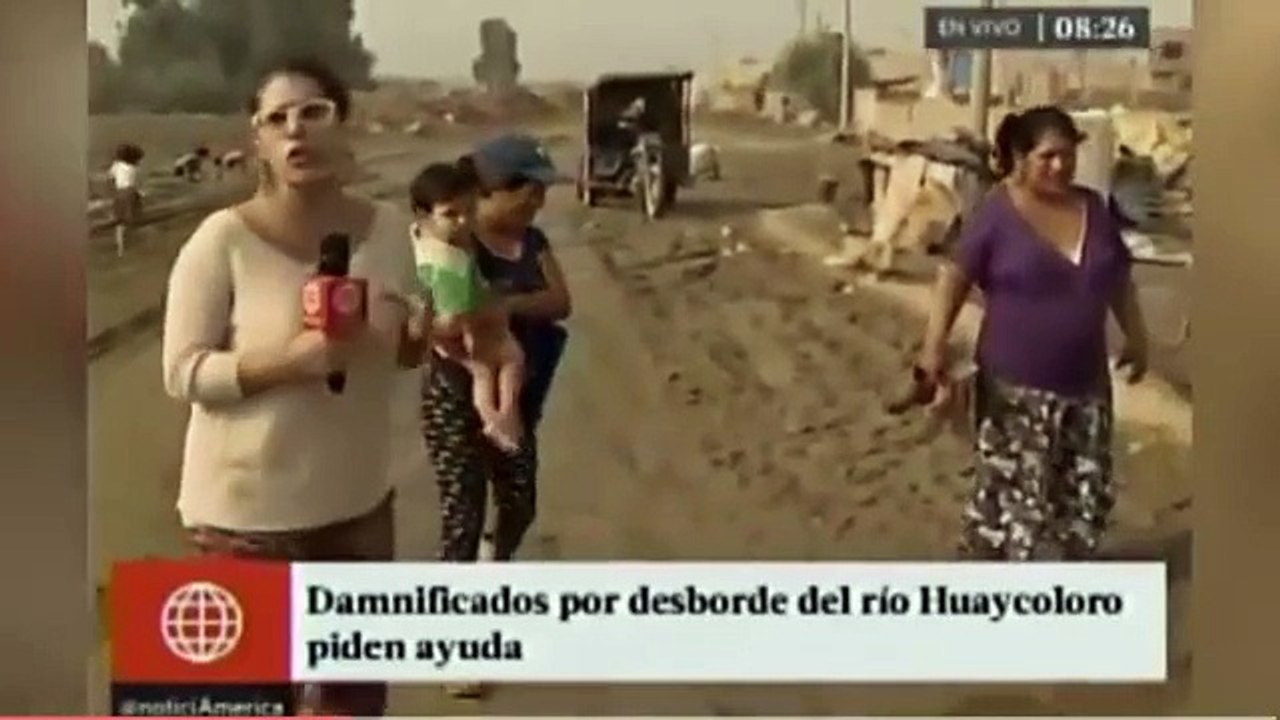 En pleine interview, une femme relève son t-shirt et se met à allaiter son cochon