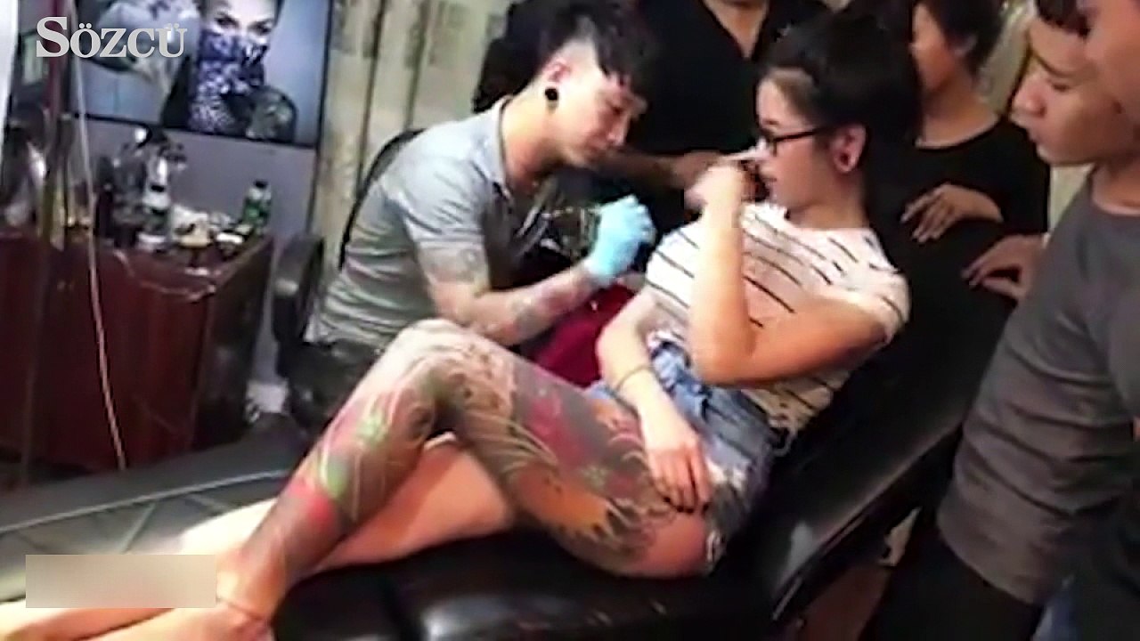 Genç kızın göğsüne dövme yapayım derken...