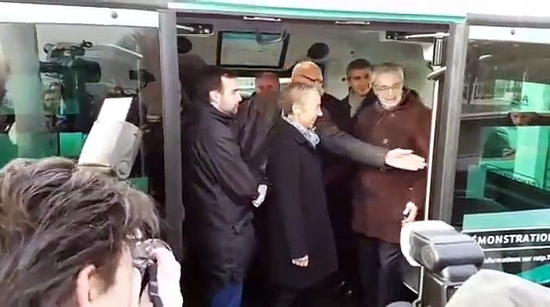 ⁣Вулицями Парижа почали курсувати безпілотні автобуси