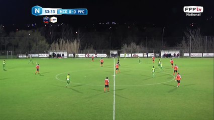 Bonne sortie du gardien.