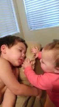 Ce bébé essaie de réveiller son grand frère... Trop marrant